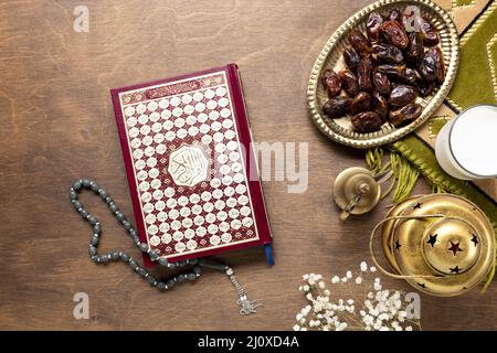 Table en bois de perles de prière Quran. Concept de photo de haute qualité Banque D'Images