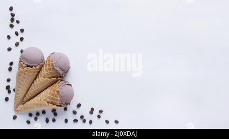 Cônes de glace au chocolat fond blanc. Photo de haute qualité Banque D'Images