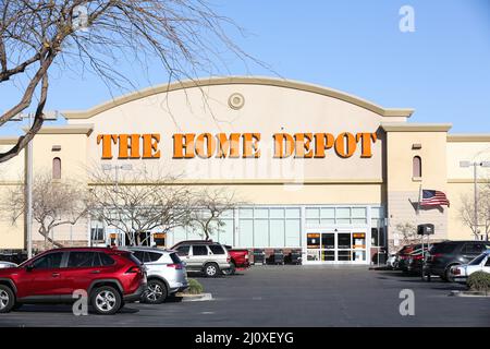 North Las Vegas, États-Unis. 20th mars 2022. Le logo Home Depot est affiché à l'extérieur de leur magasin. Le Home Depot est le plus grand détaillant de produits d'amélioration de la maison au monde avec environ 2300 magasins aux États-Unis, au Canada et au Mexique. Le Home Depot (HD) a annoncé qu'il fournira des ateliers en ligne pour aider les entrepreneurs à développer leurs activités. Les ateliers virtuels sont gratuits et enseignés par des experts de l'industrie. (Photo de Gabe Ginsberg/SOPA Images/Sipa USA) crédit: SIPA USA/Alay Live News Banque D'Images