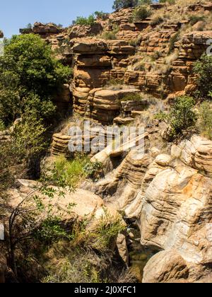 Une falaise a été éthersée dans des piliers de roche séparés dans les montagnes de Magaliesberg en Afrique du Sud Banque D'Images