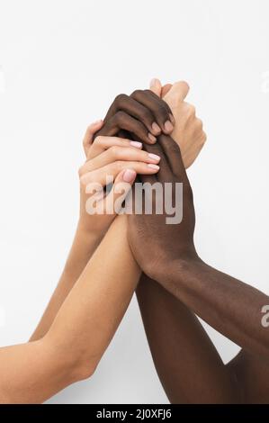 Les mains multiraciales se rassemblent 3. Concept de photo de haute qualité Banque D'Images