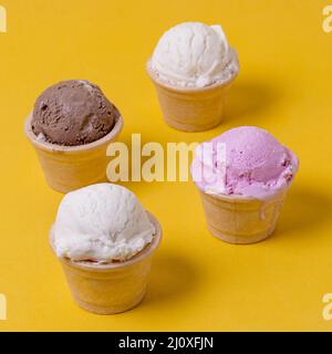 Cônes de différentes saveurs de crème glacée à la vue 2. Concept de photo de haute qualité Banque D'Images