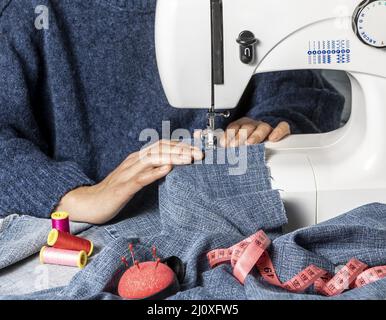 Couture des mains avec la machine gros plan 2. Concept de photo de haute qualité Banque D'Images