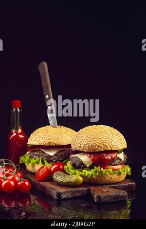 Vue avant de la planche à découper des hamburgers. Concept de photo de haute qualité Banque D'Images