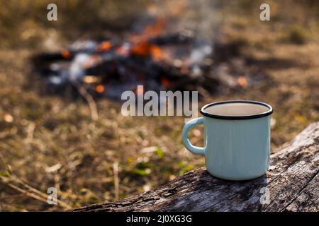 Le café concentré de la tasse bleue brûlait le feu de camp. Photo de haute qualité Banque D'Images