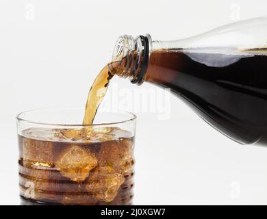 Vue avant de la boisson non alcoolisée en verre versé Banque D'Images