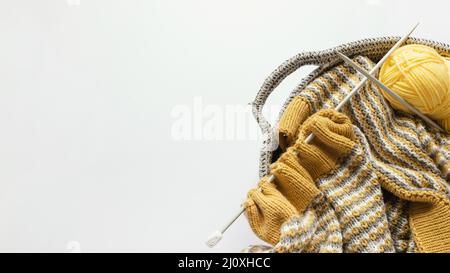 Aiguilles à tricoter panier en laine avec espace de copie Banque D'Images