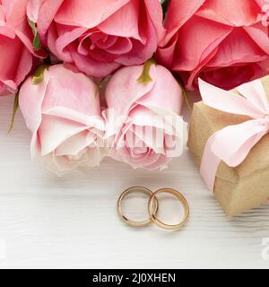 Gros plan roses roses anneaux de mariage. Photo de haute qualité Banque D'Images
