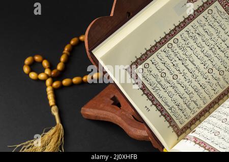 Photo gros plan de la nouvelle année islamique avec le livre de coran. Concept de photo de haute qualité Banque D'Images