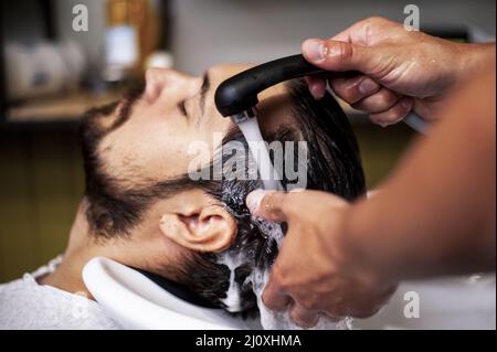 Gros plan homme se laver les cheveux 2. Concept de photo de haute qualité Banque D'Images
