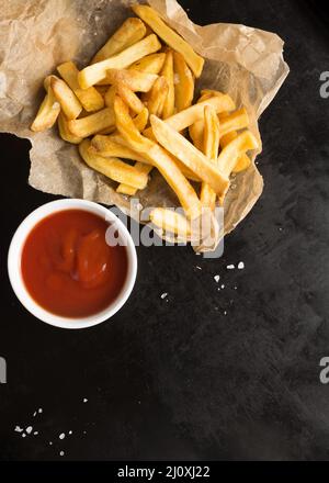 Vue de dessus frites salées avec ketchup. Concept de photo de haute qualité Banque D'Images