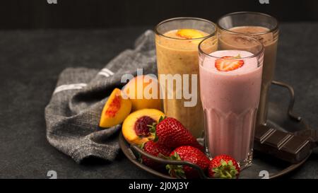 Assortiment de verres à shake avec chocolat aux fruits. Concept de photo de haute qualité Banque D'Images