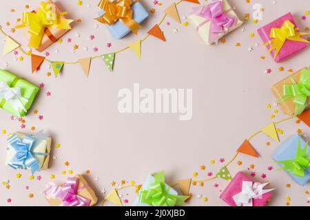 Vue de dessus de la table des cadeaux colorés. Concept de photo de haute qualité Banque D'Images