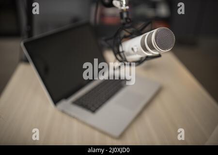 Ordinateur portable avec microphone radio grand angle. Concept de photo de haute qualité Banque D'Images