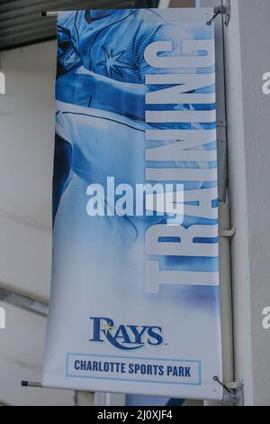 Port Charlotte, FL USA : vue générale du logo Rays lors de l'ouverture à domicile lors d'un match de baseball d'entraînement de printemps contre les Braves d'Atlanta, samedi 19 mars 2022, au Charlotte Sports Park. Les Rays et les Braves ont joué à un match nul de 4-4 en neuf manches. (Kim Hukari/image du sport) Banque D'Images