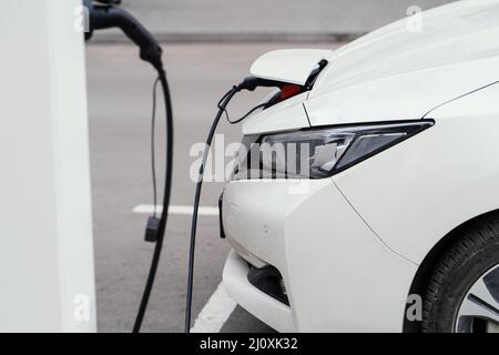 Vue latérale de l'automobile chargée station de charge de véhicule électrique Banque D'Images