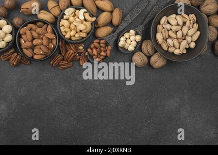 Différents types de noix arrière-plan sombre de l'espace de copie. Concept de photo de haute qualité Banque D'Images