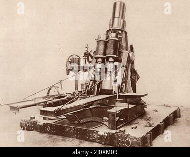 Skoda 17 pouces Austrian 42cm Howitzer sur son lit de tir vers 1915; Photographie noir et blanc Banque D'Images
