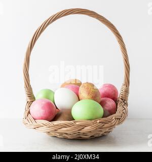 Vue de face du panier de foin aux œufs de pâques colorés. Concept de photo de haute qualité Banque D'Images