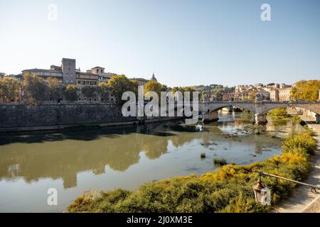 Paysage de la rivière Tibre à l'automne ensoleillé à Rome Banque D'Images