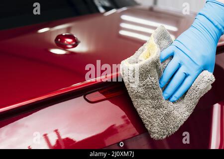 Personne en gros nettoyant l'extérieur de la voiture. Concept de photo de haute qualité Banque D'Images