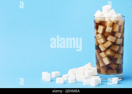 Vue avant verre boisson non alcoolisée avec cubes de sucre espace de copie. Photo de haute qualité Banque D'Images