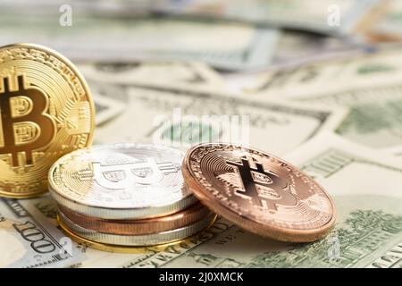 Bitcoin pile les billets de dolar. Concept de photo de haute qualité Banque D'Images