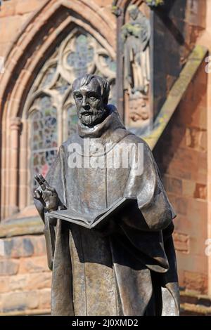 Statue de Saint-Tchad, premier évêque de Lichfield par la sculpture moderne Peter Walker Banque D'Images