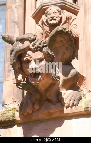 Statue de grotesque avec vipers pour cheveux sur le mur sud de la cathédrale de Lichfield Banque D'Images