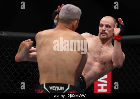 LONDRES, ROYAUME-UNI. 19th MARS Gunnar Nelson (à droite) lance un coup de pied à Takashi Sato (à gauche) pendant la nuit de combat 204 de l'UFC à l'arène O2, Greenwich, le samedi 19th mars 2022. (Crédit : Kieran Riley | INFORMATIONS MI) crédit : INFORMATIONS MI et sport /Actualités Alay Live Banque D'Images