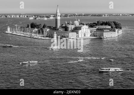 Vue aérienne en noir et blanc de l'île de San Giorgio Maggiore, Venise, Italie Banque D'Images