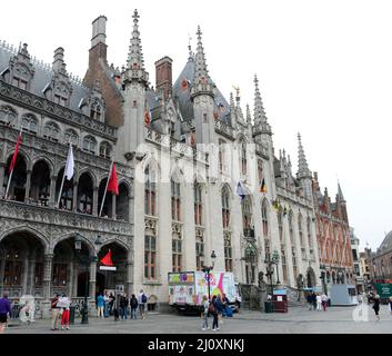 Historium Bruges et la Cour provinciale de la Grote Markt à Bruge, Belgique. Banque D'Images