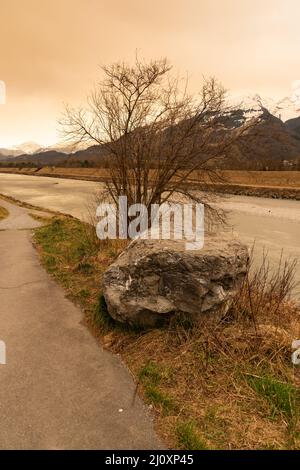 Schaan, Liechtenstein, 15 mars 2022 lots os Sahara poussière de sable dans l'atmosphère au-dessus de la vallée du rhin et des alpes Banque D'Images