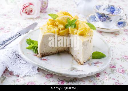 Gâteau au citron traditionnel avec tranches de citron offert en gros plan sur l'assiette design Banque D'Images