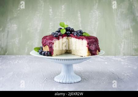 Cheesecake allemand traditionnel aux myrtilles servi en gros plan dans un moule à gâteau sur un plateau avec espace de copie Banque D'Images