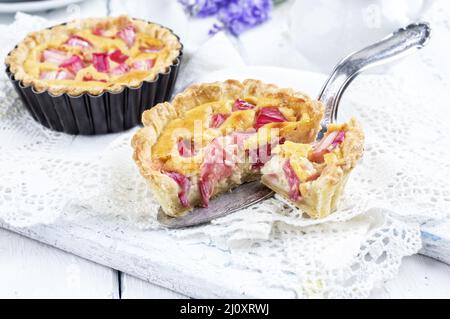 Tarte traditionnelle à la rhubarbe française servie en gros plan dans un petit plat de support Banque D'Images