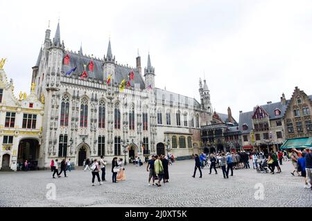 L'hôtel de ville de Bruges a été construit en 1376 avec un grand intérieur gothique et un musée dédié à l'art et à l'histoire de la région. Banque D'Images