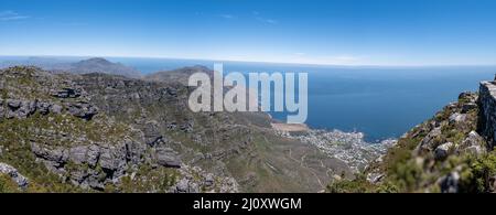 Vue depuis la montagne de la Table au Cap en Afrique du Sud, vue sur l'océan et Lions Head depuis la montagne de la Table Cape Twon Banque D'Images