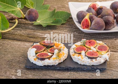 figues et fromage avec des toasts bio Banque D'Images