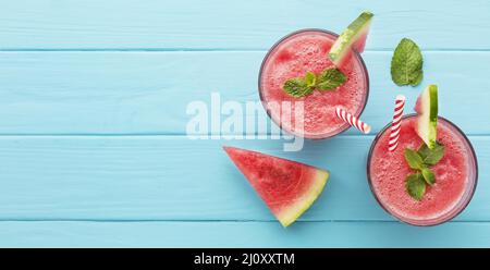 Vue de dessus deux verres avec pailles pastèque cocktails. Photo de haute qualité Banque D'Images