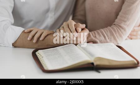 Mari femme lisant la bible ensemble. Photo de haute qualité Banque D'Images