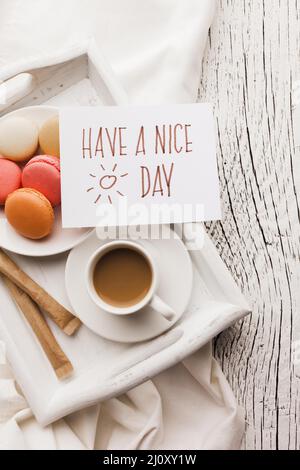 Café de la tasse de petit déjeuner des macarons. Photo de haute qualité Banque D'Images