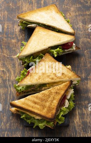 Sandwiches triangles à grand angle avec tomates. Photo de haute qualité Banque D'Images