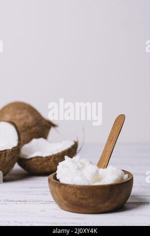 Bol à dose verticale avec huile de coco. Photo de haute qualité Banque D'Images