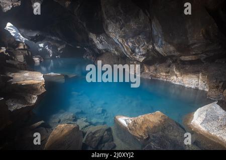 Grjotagja source chaude naturelle dans une grotte volcanique près de Reykjahlid, région du lac Myvatn, Islande. Célèbre pour être un lieu de tournage Banque D'Images