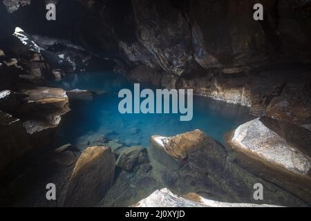 Grjotagja source chaude naturelle dans une grotte volcanique près de Reykjahlid, région du lac Myvatn, Islande. Célèbre pour être un lieu de tournage Banque D'Images