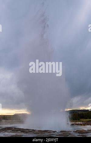 Spectaculaire éruption géotermique du geyser de Strokkur Geysir dans le sud-ouest de l'Islande, en Europe. Zone géothermique de Haukadalur. Banque D'Images