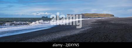 Automne pittoresque Cape Dyrholaey et formations rocheuses vue depuis l'océan Reynisfjara plage de sable volcanique noir. Vik, Islande du Sud Banque D'Images