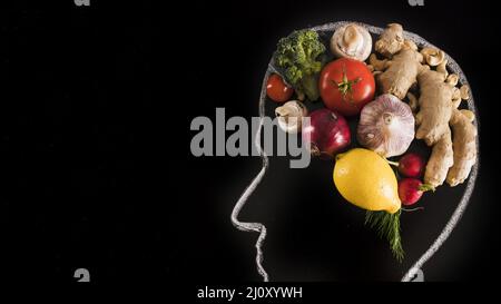 Cerveau humain fait avec des légumes tableau noir. Photo de haute qualité Banque D'Images