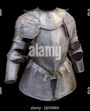 Combinaison de protection de blindage médiévale isolée sur fond noir avec passe-fil.Ancienne armure métallique en acier Banque D'Images